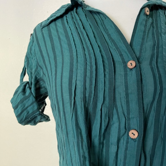 🌿Emerald Green Button Up Blouse 🌿 - Picture 6 of 6